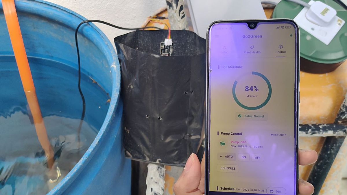 Go2Green app showing soil moisture and pump control next to the sensor in a grow bag